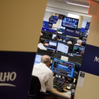 Traders work on the Mizuho Americas trading floor in New York in 2017. | BLOOMBERG