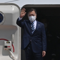 South Korean President Moon Jae-in waves from the steps of his plane as he leaves for the United States at Seoul Air Base in Seongnam, on Wednesday.  | AFP-JIJI