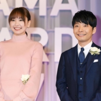 Yui Aragaki (left) and Gen Hoshino attend a ceremony in Tokyo in October 2017 after \"Nigeru wa Haji da ga Yaku ni Tatsu,\" a drama they starred in, won the Tokyo Drama Award. | KYODO