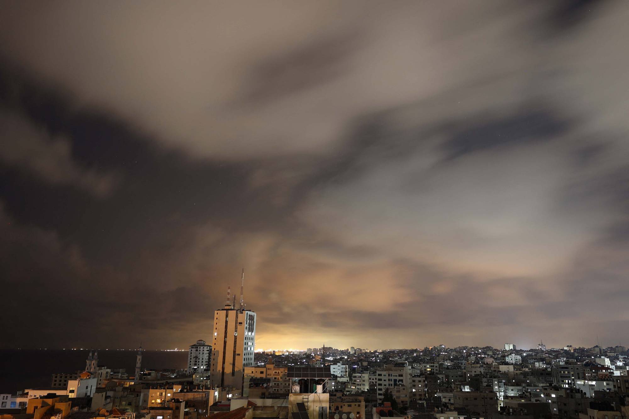 Gaza City prior to the start of a ceasefire between Israel and the two main Palestinian armed groups in Gaza on Thursday. | AFP-JIJI