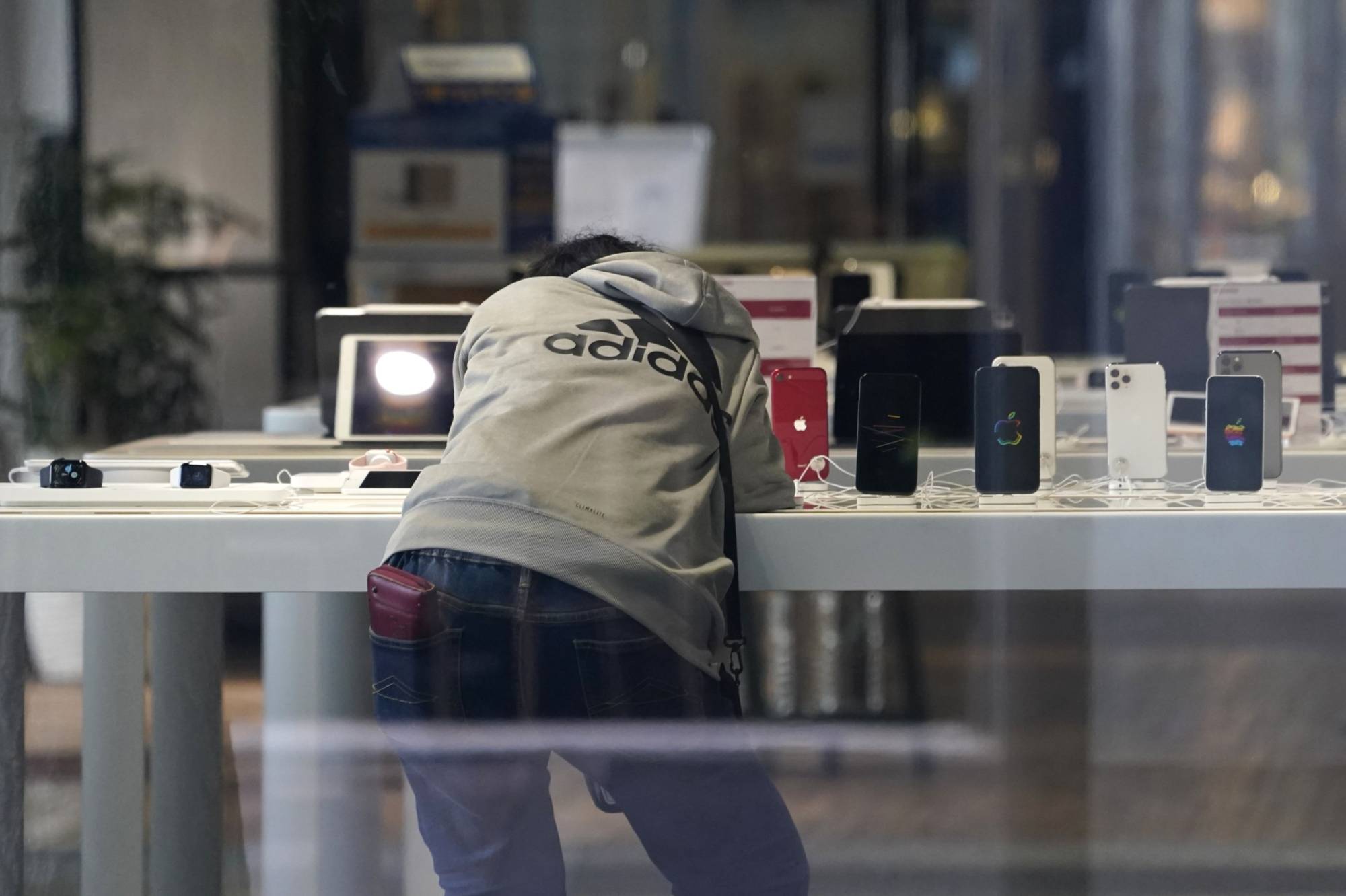 Japan's April consumer prices down 0.1 on lower mobile phone fees