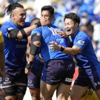 Panasonic players including Kenki Fukuoka (right) celebrate a try against Suntory during Sunday\'s Top League final at Prince Chichibu Memorial Rugby Ground. | KYODO