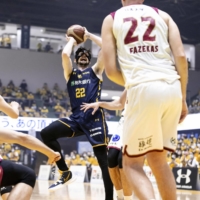 Brex forward Ryan Rossiter shoots against the Brave Thunders during Game 2 of their playoff series in Utsunomiya, Tochigi Prefecture, on Sunday. | B. LEAGUE / VIA KYODO