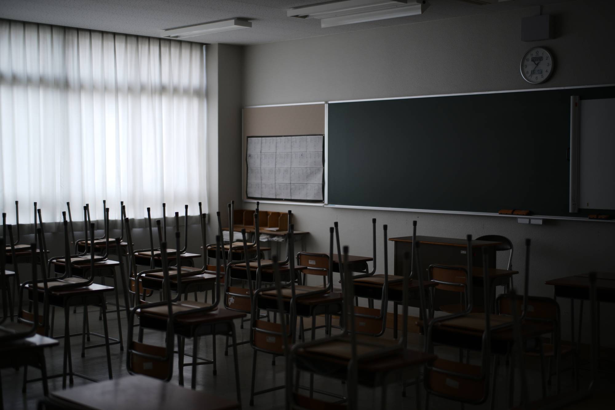 A classroom at Mukogaoka High School, a public school in Tokyo’s Bunkyo Ward where classes are being held online, on May 7. | RYUSEI TAKAHASHI