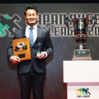 Retiring Panasonic winger Kenki Fukuoka poses with his Top League MVP trophy during Monday\'s awards ceremony. | JAPAN RUGBY FOOTBALL UNION