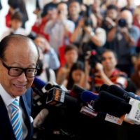Hong Kong tycoon Li Ka-shing, chairman of CK Hutchison Holdings, meets journalists as he formally retires, in Hong Kong in 2018.  | REUTERS