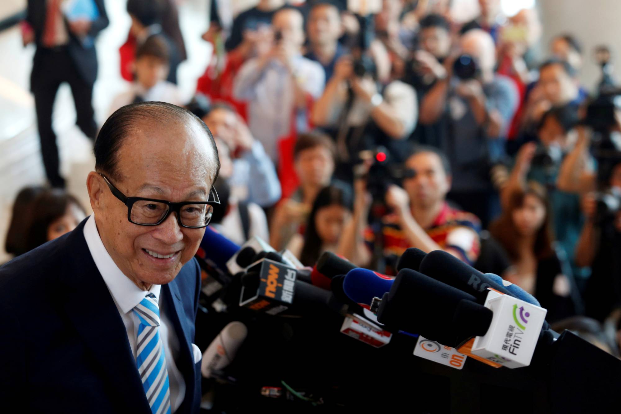 Hong Kong tycoon Li Ka-shing, chairman of CK Hutchison Holdings, meets journalists as he formally retires, in Hong Kong in 2018. | REUTERS
