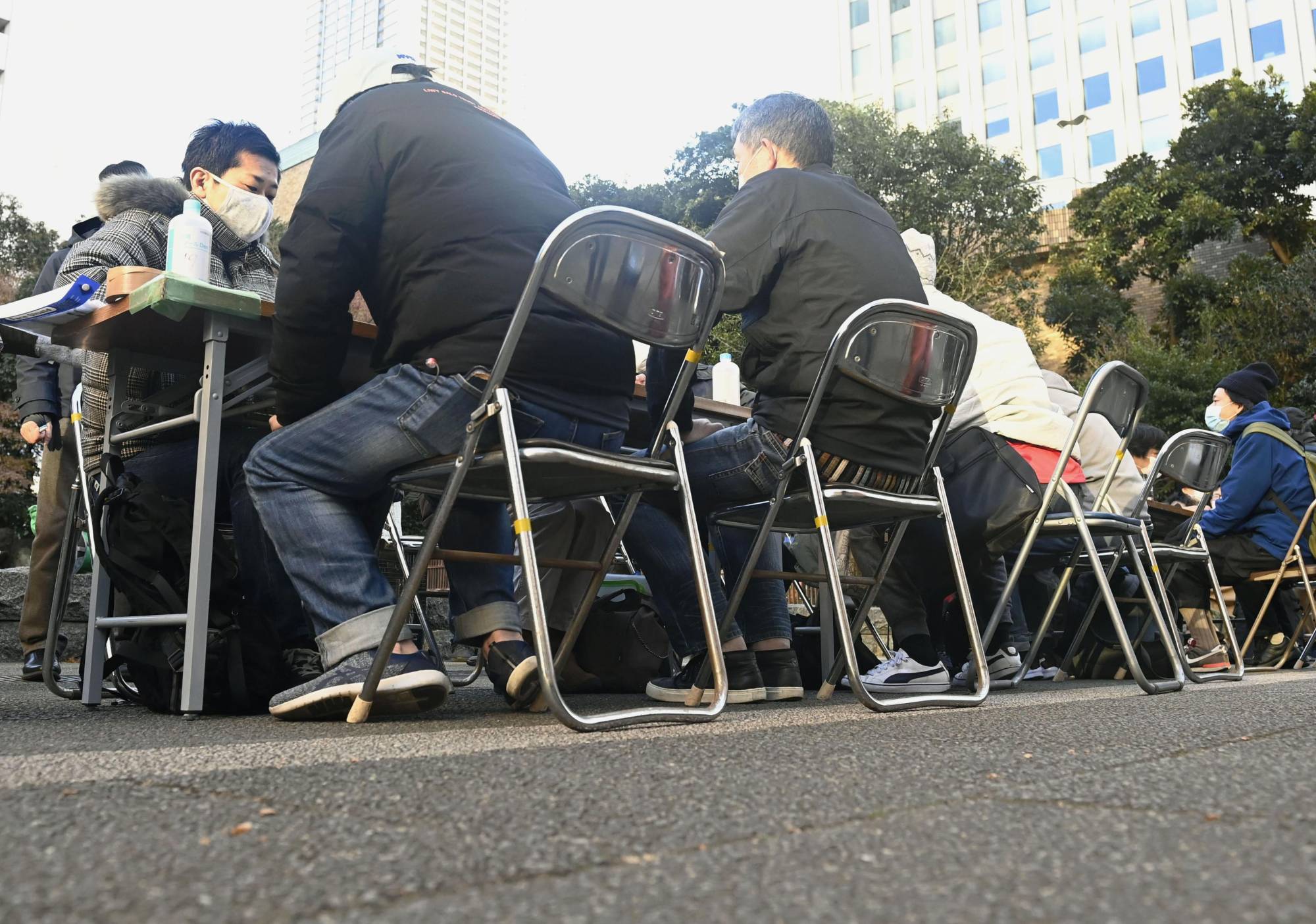 A group which supports contract workers offers a consulting service in Tokyo in December for people having difficulty making a living. | KYODO
