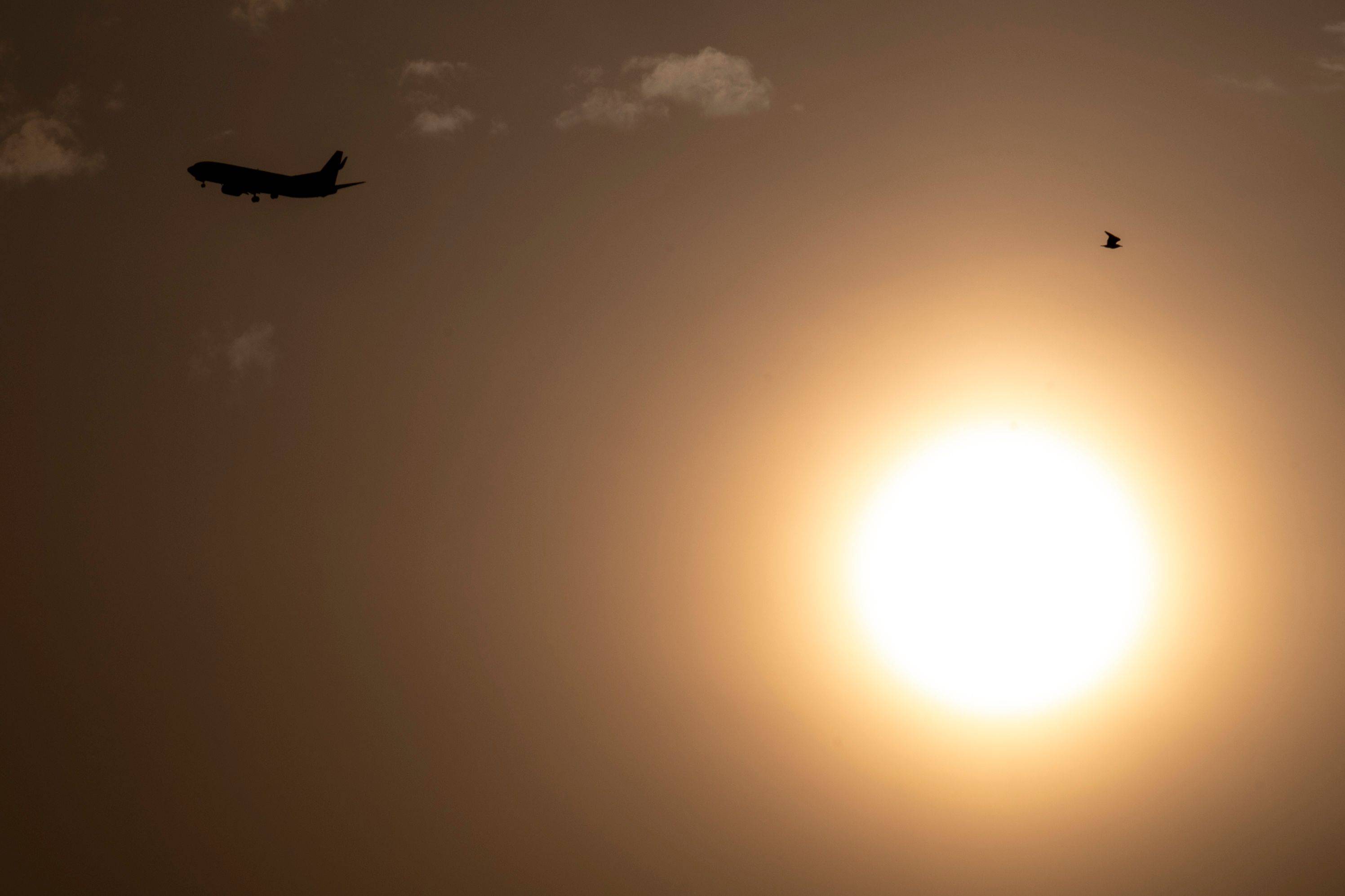 An aircraft approaches Haneda Airport on May 10. |  AFP-JIJI