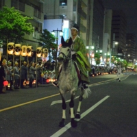 Sugar Hill, a retired racehorse, plays the role of “god’s horse” during the Kurayami Matsuri (Darkness Festival) in Fuchu, western Tokyo, in May 2016. | JRA