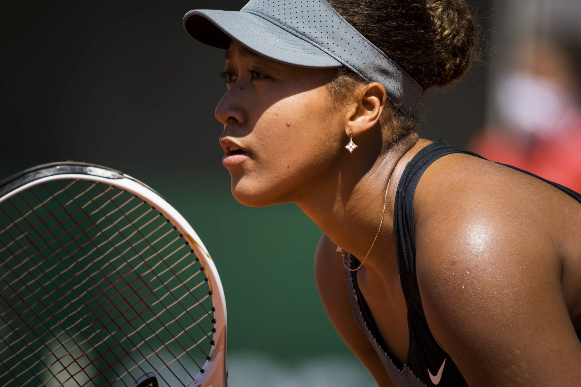 Naomi Osaka awaits a serve in her French Open first round match against Patricia Maria Tig at Court Philippe Chatrier in Paris on Sunday. | PETE KIEHART / THE NEW YORK TIMES