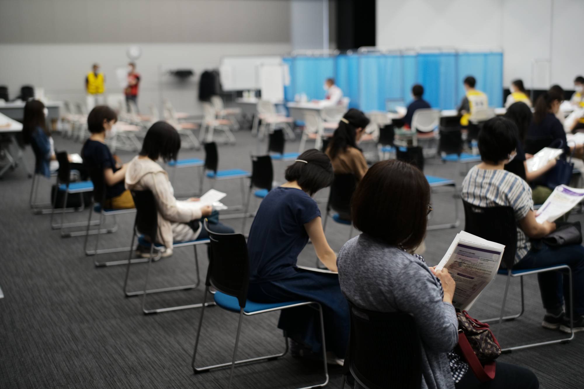 Around 200 nurses — most of whom volunteered to help at a vaccination site set to open on June 8 at the former location of Tsukiji Market — received their first dose Sunday at the Tokyo Nursing Association office in Shinjuku Ward. | Ryusei Takahashi
