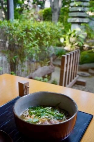 Kamo-nanban soba, featuring slices of tender kyōgamo (Kyoto duck) with negi (Welsh onion). | ROBBIE SWINNERTON 