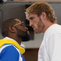 Floyd Mayweather Jr. (left) and Logan Paul face off during the media day for their upcoming fight in Miami on Thursday. | USA TODAY / VIA REUTERS