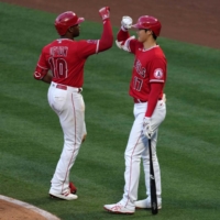 Los Angeles Angels left fielder Justin Upton celebrates with starting pitcher Shohei Ohtani after Upton\'s solo home run in the third inning against the Seattle Mariners on Friday.  | USA TODAY / VIA REUTERS