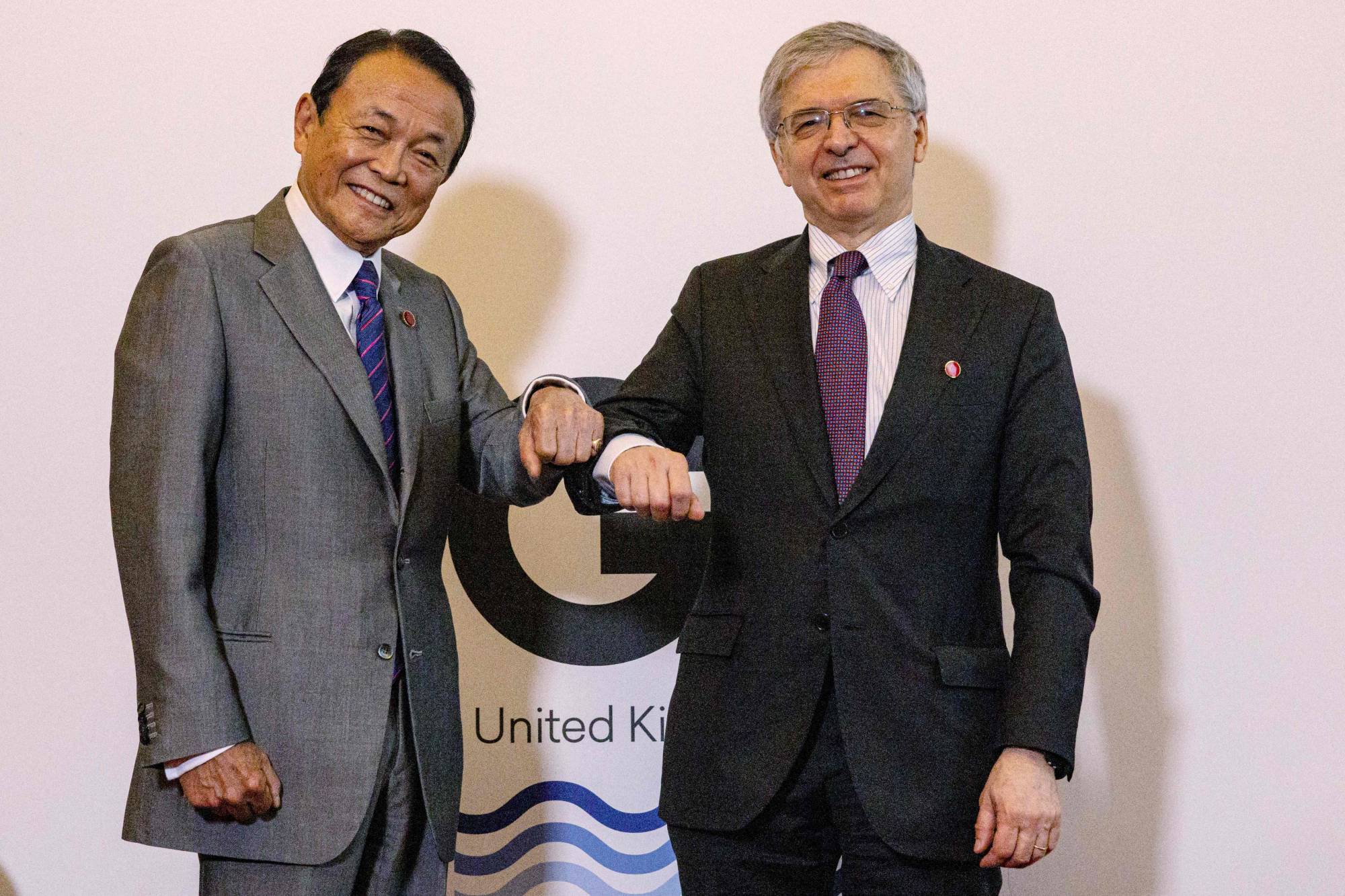 Finance Minister Taro Aso and Italy's Economy and Finance Minister Daniele Franco during their meeting in London on Saturday.  | POOL / VIA AFP-JIJI