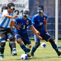 Japan\'s Izumi Roberto Sasaki (center) and Ryo Kawamura (right) compete for the ball with an Argentina field player during Saturday\'s World Grand Prix gold-medal game. | JAPAN BLIND FOOTBALL ASSOCIATION / H.WANIBE
