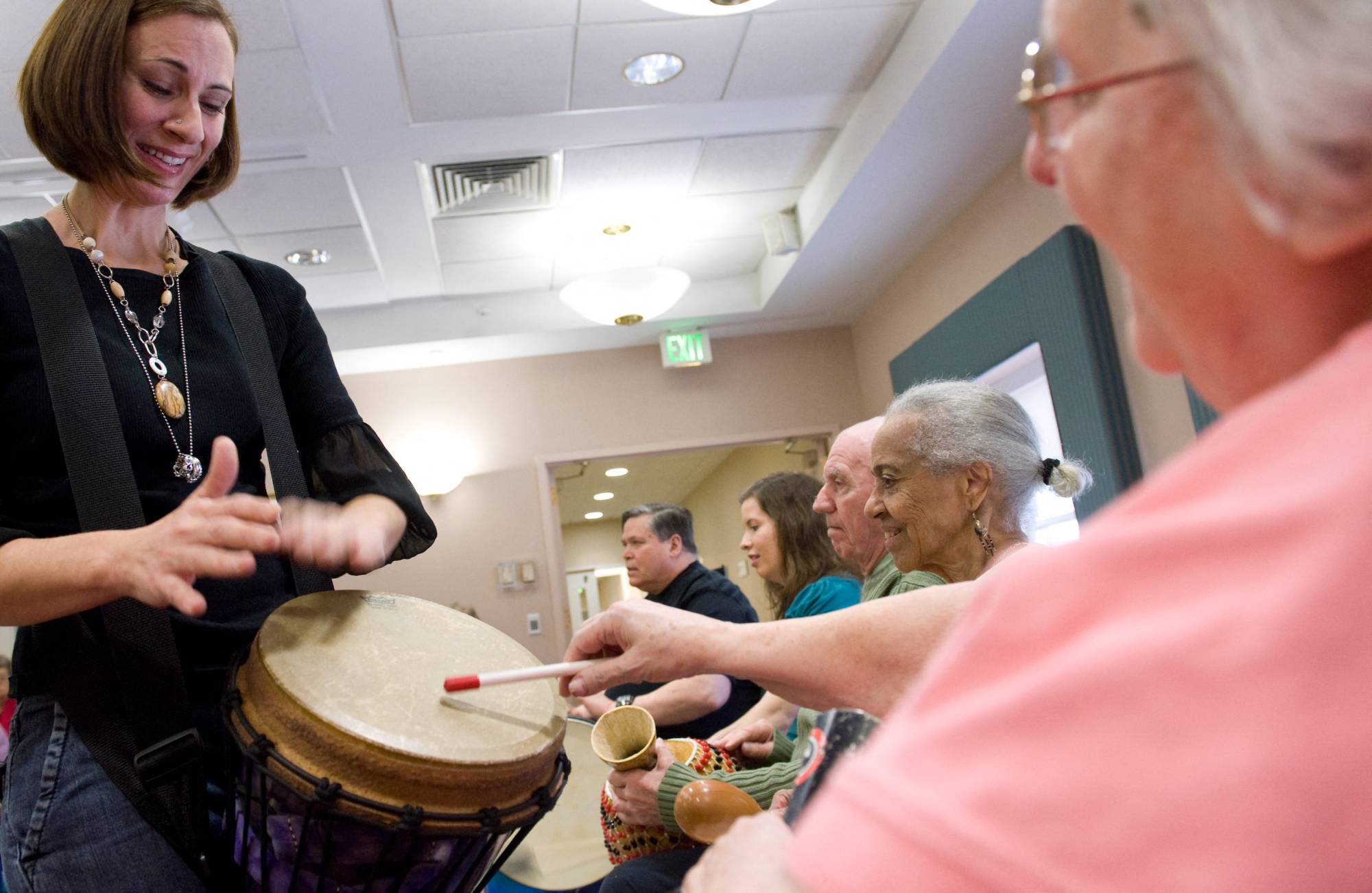 A music therapist plays a drum with Alzheimer's disease patients at the Copper Ridge Care Center in Sykesville, Maryland.  | AFP-JIJI
