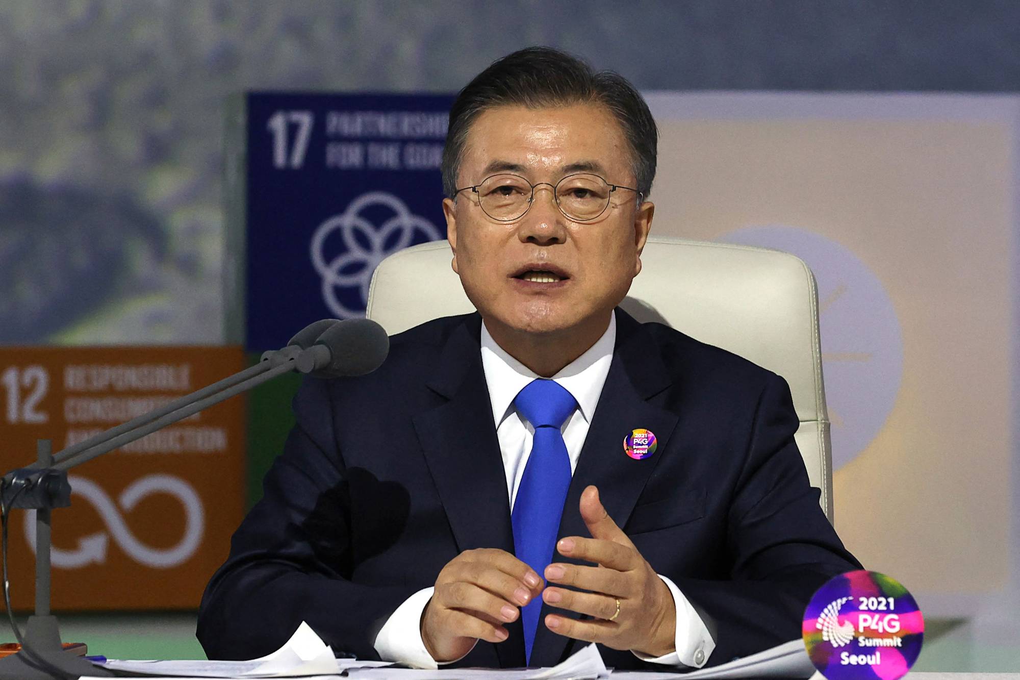 Mounting disillusion with the government could threaten South Korean President Moon Jae-in's efforts to achieve policy goals, and has left the party in need of an image makeover before next year's presidential election.  | YONHAP / VIA AFP-JIJI