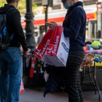 Shoppers in San Francisco on Thursday | BLOOMBERG 