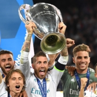 Sergio Ramos lifts the trophy after Real Madrid\'s win over Liverpool in the Champions League final in Kiev on May 26, 2018. | AFP-JIJI