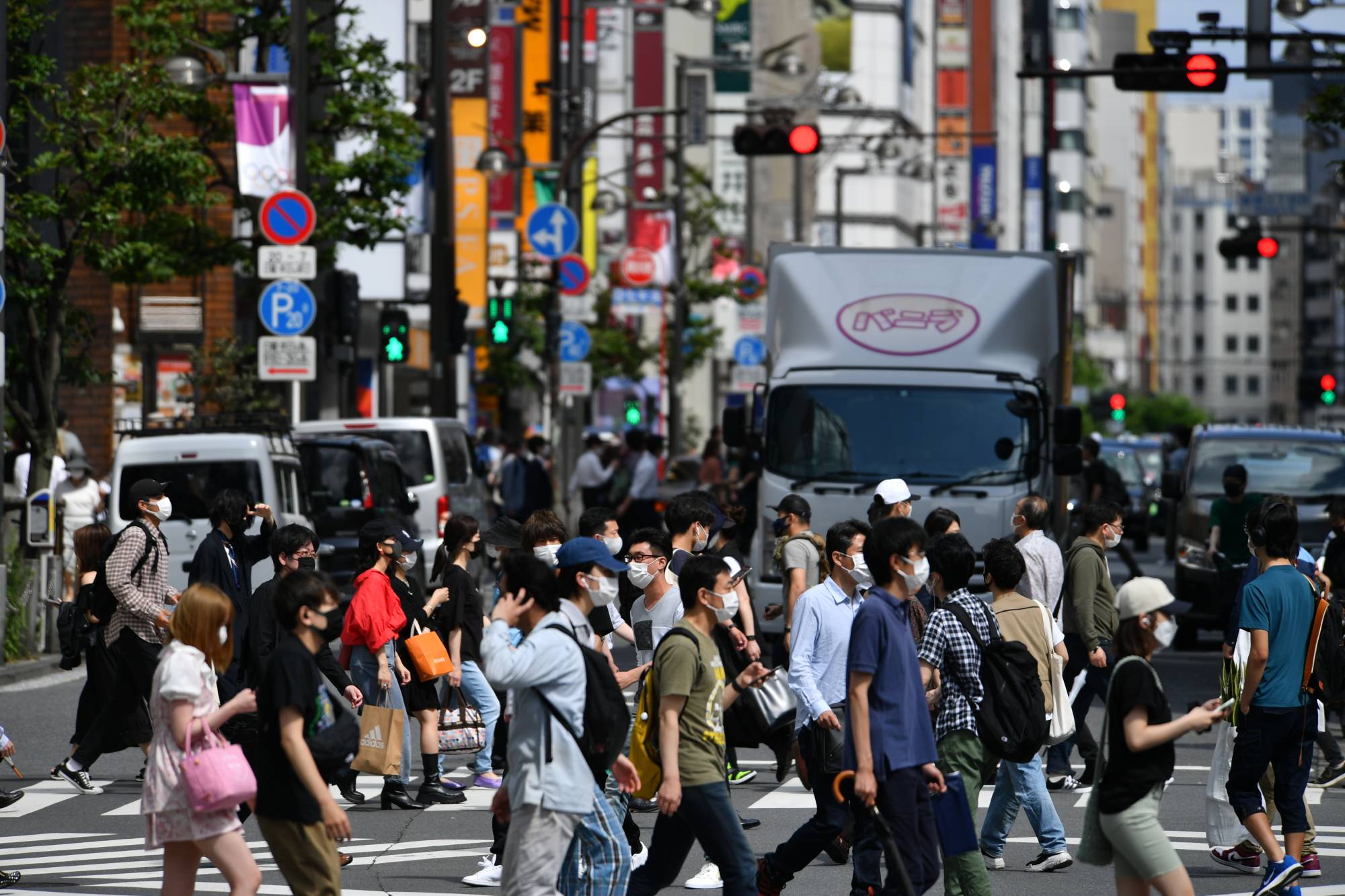 Tokyo's Shinjuku Ward on Thursday. Quasi-emergency measures will remain in place in seven of the nine prefectures that are seeing the emergency end Sunday, including Tokyo and Osaka. | RYUSEI TAKAHASHI