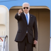 U.S. President Joe Biden gets ready to board Air Force One after a summit with Russian President Vladimir Putin, at Geneva Airport Cointrin in Switzerland on Wednesday. | POOL / VIA AFP-JIJI