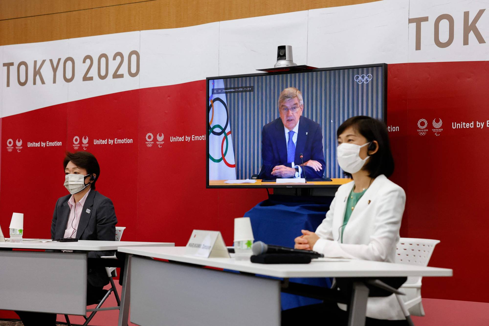 Tokyo 2020 President Seiko Hashimoto (left), IOC President Thomas Bach and Tamayo Marukawa, minister for the Tokyo Olympic and Paralympic Games, speak during a five-party meeting in Tokyo on Monday. | POOL / VIA AFP-JIJI