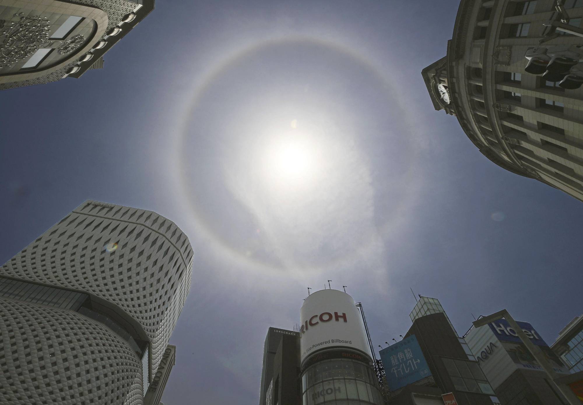 The temperature in Tokyo's Ginza district rises to 31.4 degrees on June 8. | KYODO
