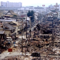 The wreckage of homes in Kobe in January 1995. The Great Hanshin Earthquake killed at least 6,430 people. 
KM/CF/HB | REUTERS