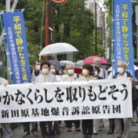 Plaintiffs enter the Miyazaki District Court in Miyazaki Prefecture ahead of a ruling over aircraft noise around the Air Self-Defense Force\'s Nyutabaru Air Base on Monday. | KYODO