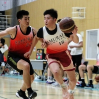 Kyoya Sasaki (right) attacks the basket during June\'s Tokyo Samurai Showcase in Kawasaki. | KAZ NAGATSUKA
