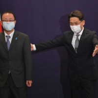 Noh Kyu-duk, South Korea\'s special representative for Korean Peninsula peace and security affairs, ushers Takehiro Funakoshi, director-general of the Foreign Ministry\'s Asian and Oceanian Affairs Bureau, during their bilateral meeting in Seoul on June 21. | POOL / VIA REUTERS