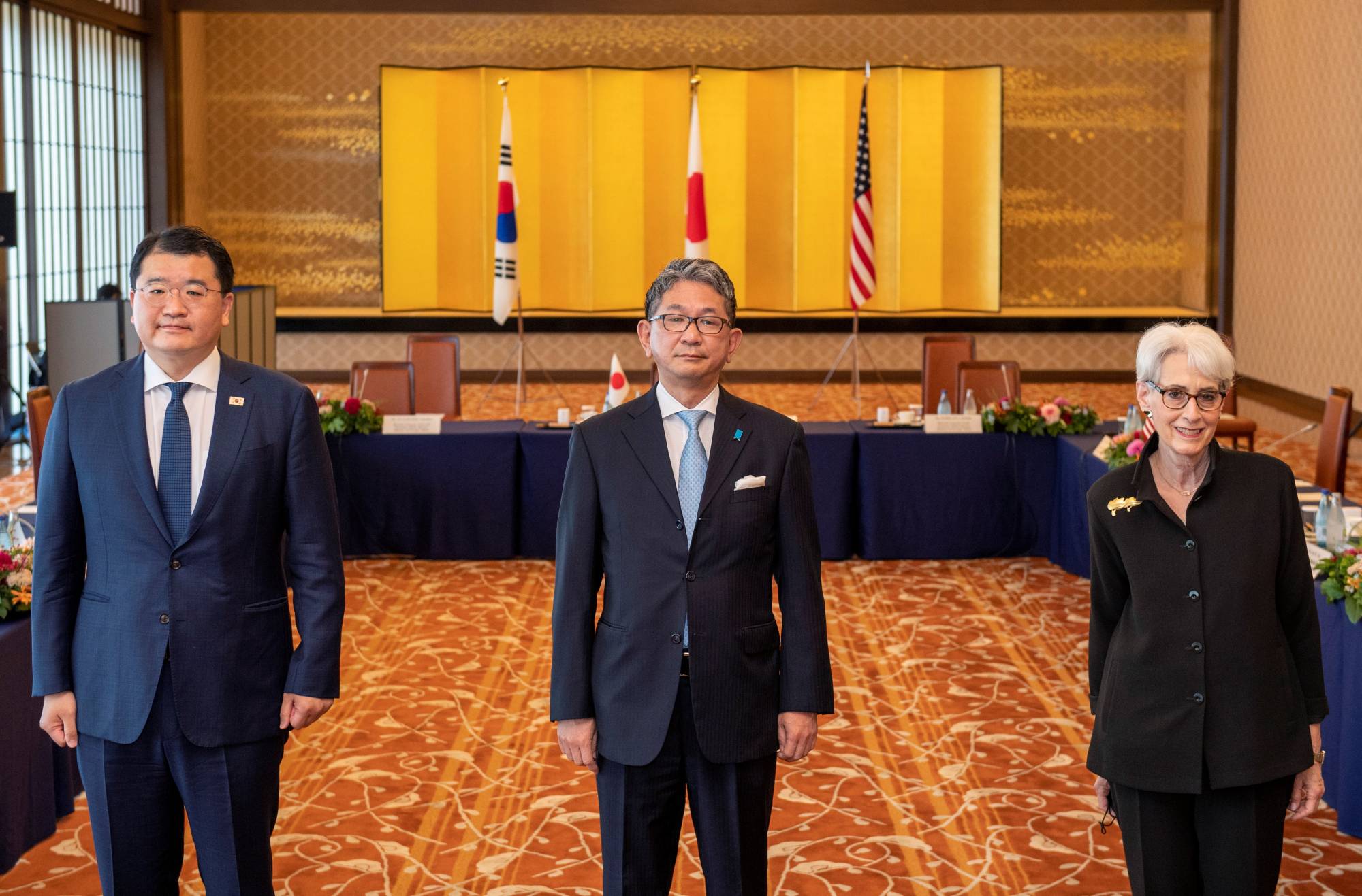 Vice Foreign Minister Takeo Mori (center), South Korean Vice Foreign Minister Choi Jong-kun and U.S. Deputy Secretary of State Wendy Sherman pose for photographs prior to their trilateral meeting in Tokyo on Wednesday. | POOL / VIA REUTERS