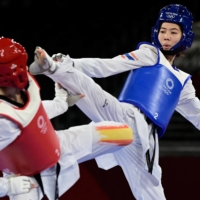 Thailand\'s Panipak Wongpattanakit (blue) and Spain\'s Adriana Cerezo Iglesias (red) compete in the taekwondo women\'s -49kg gold medal bout  | AFP-JIJI