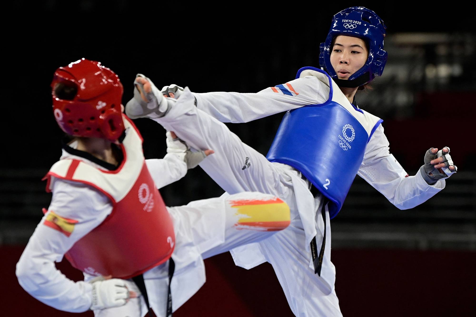 Thailand's Panipak Wongpattanakit (blue) and Spain's Adriana Cerezo Iglesias (red) compete in the taekwondo women's -49kg gold medal bout | AFP-JIJI