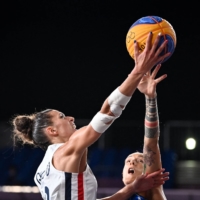 France\'s Laetitia Guapo (left) fights for the ball with Italy\'s Marcella Filippi (R) during the women\'s first round 3x3 basketball match between France and Italy | AFP-JIJI