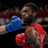USA\'s Delante Marquis Johnson takes a punch during a men\'s welter (63-69kg) preliminaries boxing match | AFP-JIJI