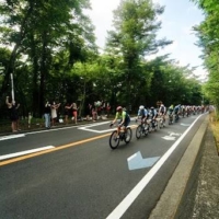 Near Lake Yamanakako, one of the Fuji Five Lakes, fans assembled along the roadside from as early as 8 a.m., hoping to get a brief glimpse of the peloton as it made its high-velocity pass through the area. | OSCAR BOYD