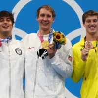 Gold medalist Chase Kalisz of the United States, silver medalist Jay Litherland of the United States and bronze medalist Brendon Smith of Australia pose on the podium at the Tokyo Aquatics Centre. | REUTERS