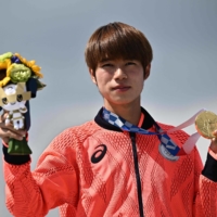 Japan\'s Yuto Horigome poses on the podium after becoming skateboarding\'s first Olympic gold medalist. | AFP-JIJI