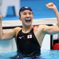 Japan\'s Yui Ohashi celebrates after winning Olympic gold in the women\'s 400-meter individual medley. | AFP-JIJI
