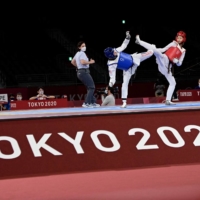 USA\'s Anastasija Zolotic (blue) and Taiwan\'s Lo Chia-Ling (red) compete in the taekwondo women\'s -57kg semi-final bout at the Makuhari Messe Hall  | AFP-JIJI