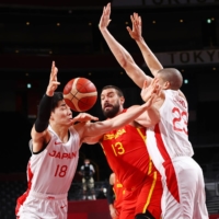Japan\'s Yudai Baba and Gavin Edwards defend against Spain\'s Marc Gasol during their Olympic group-stage match on Monday in Saitama. | REUTERS