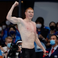 Britain\'s Tom Dean celebrates winning the gold medal in the men\'s 200-meter freestyle at the Tokyo Aquatics Centre on Tuesday.  | AFP-JIJI