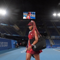 Japan\'s Naomi Osaka leaves the court after being beaten by Czech Republic\'s Marketa Vondrousova in their Tokyo Olympics women\'s singles third round tennis match at the Ariake Tennis Park on Tuesday. | AFP-JIJI