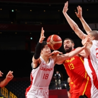 Japan\'s Yudai Baba and Gavin Edwards defend against Spain\'s Marc Gasol during their Olympic group-stage match on Monday in Saitama. | REUTERS