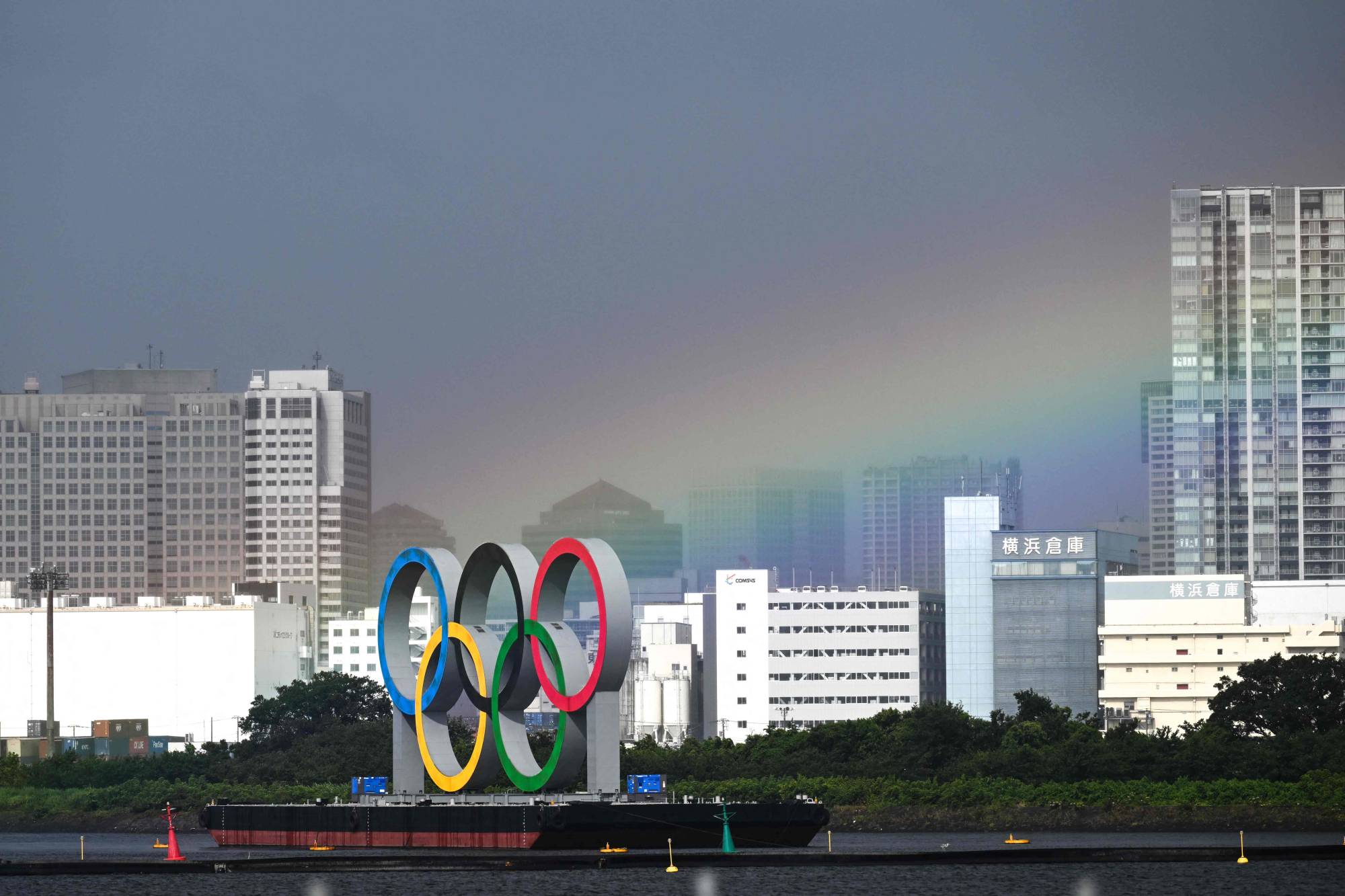 A rainbow is seen above the Olympic rings near Odaiba Marine Park during the women's individual triathlon competition. | AFP-JIJI