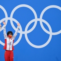 China\'s Chen Yuxi and Zhang Jiaqi pose before receiving gold medals in the women\'s synchronized 10m platform diving competition. | AFP-JIJI