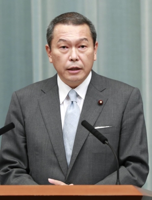 Hachiro Okonogi speaks as chairman of the National Public Safety Commission to reporters at the Prime Minister’s Office in September of last year. | KYODO 